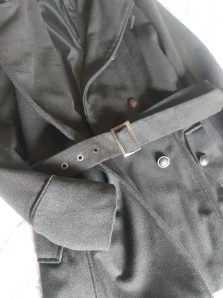 Abrigo verde caqui con cinturón