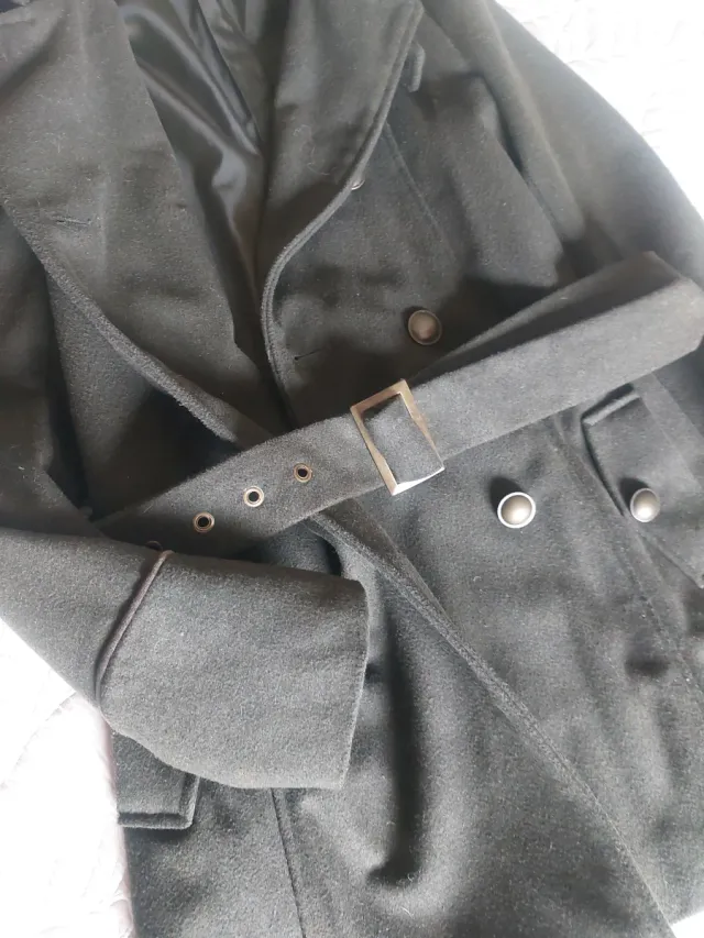 Abrigo verde caqui con cinturón