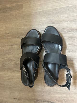 Sandalias de plataforma negras y marrones