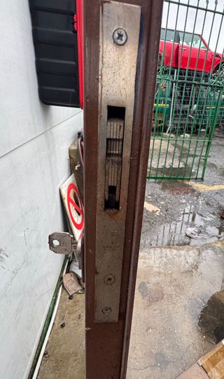 Puerta reja de hierro con marco