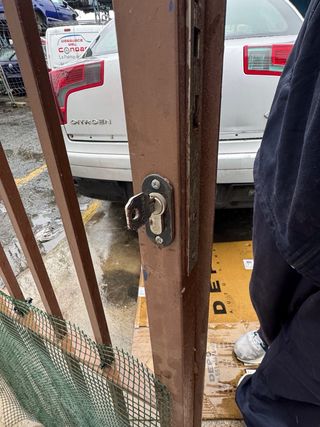 Puerta reja de hierro con marco