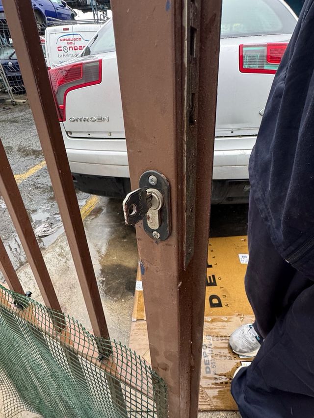 Puerta reja de hierro con marco