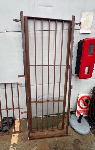 Puerta reja de hierro con marco