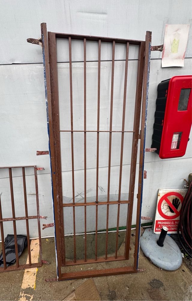 Puerta reja de hierro con marco