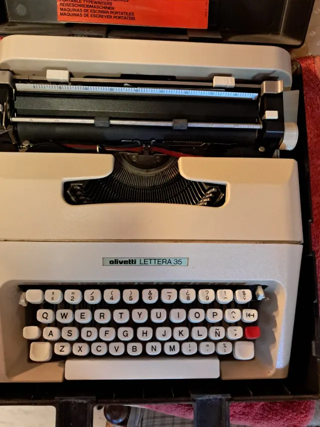 Macchina da scrivere Olivetti Lettera 35 con valigetta