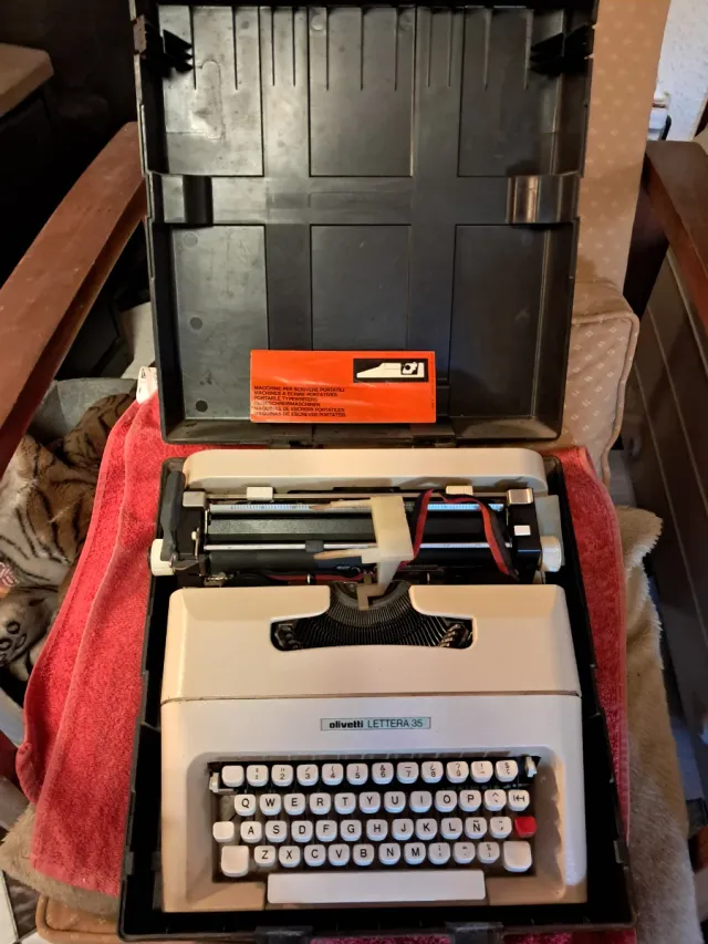 Macchina da scrivere Olivetti Lettera 35 con valigetta