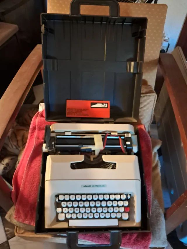 Macchina da scrivere Olivetti Lettera 35 con valigetta
