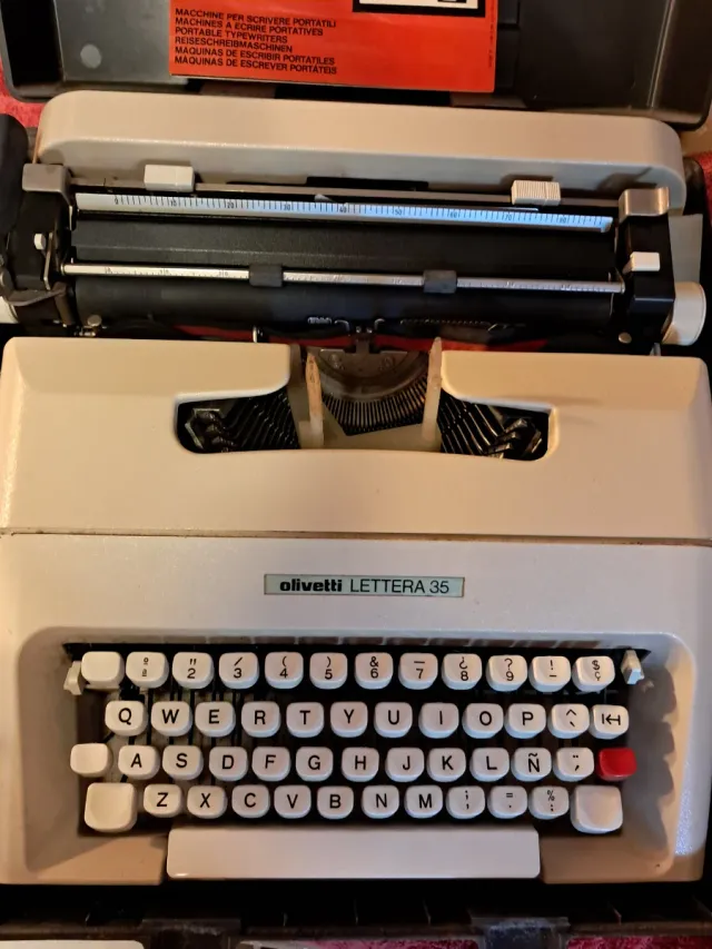 Macchina da scrivere Olivetti Lettera 35 con valigetta