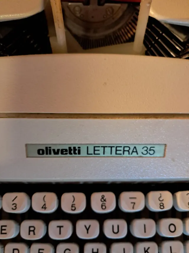 Macchina da scrivere Olivetti Lettera 35 con valigetta