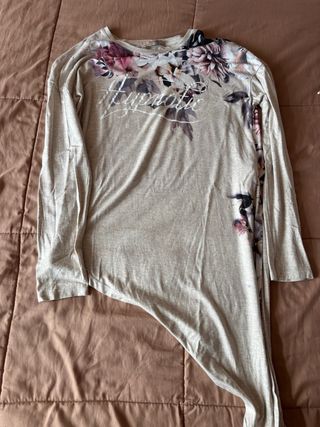 Camiseta Bershka floral beige