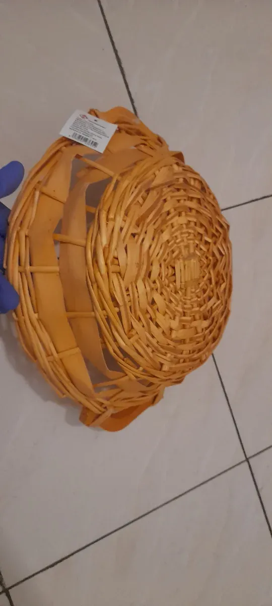 Cesta de mimbre y madera