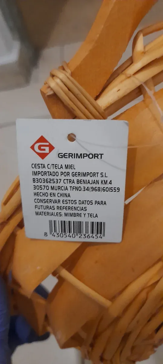 Cesta de mimbre y madera