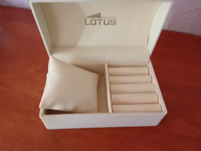 Scatola per orologio Lotus beige. 13,5 cm di lunghezza × 8,5