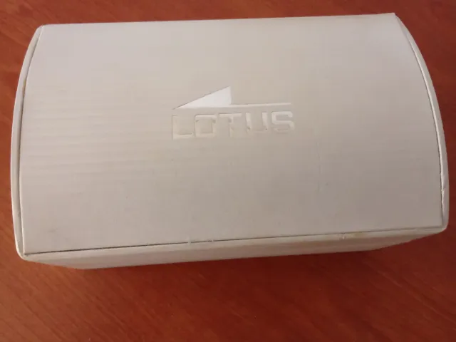 Scatola per orologio Lotus beige. 13,5 cm di lunghezza × 8,5