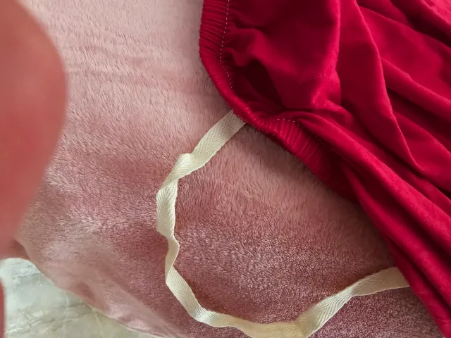 Funda de tela roja con tiras y  funda para cojin