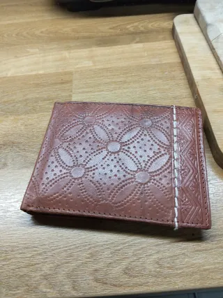 Cartera de piel marrón con diseño