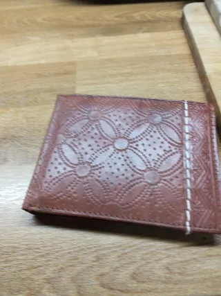 Cartera de piel marrón con diseño