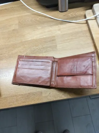 Cartera de piel marrón con diseño