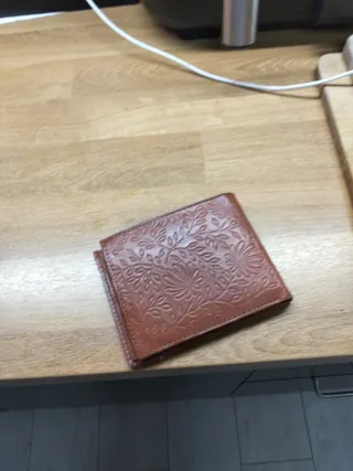 Cartera de piel marrón con diseño