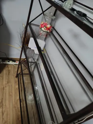 Estantería de forja con baldas de cristal