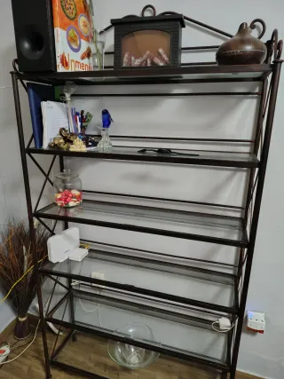 Estantería de forja con baldas de cristal