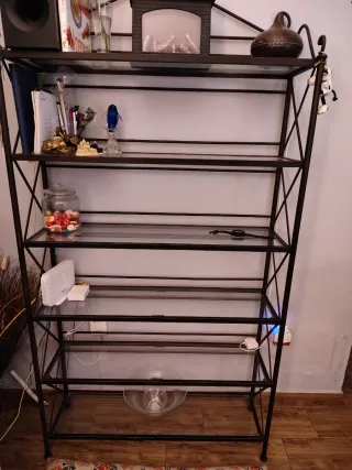 Estantería de forja con baldas de cristal