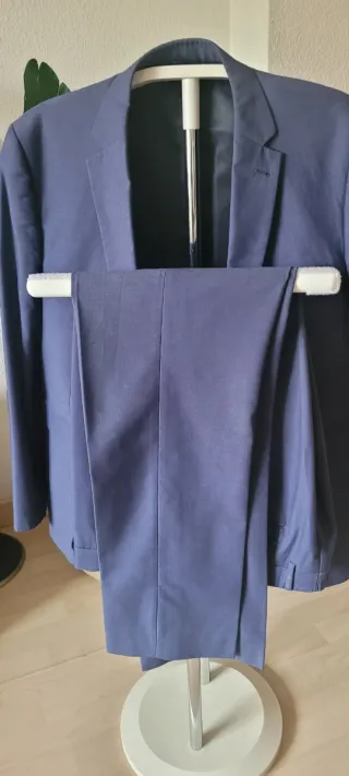 Traje de vestir , 20 euros. Talla 56.