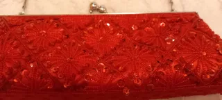 Bolso de fiesta rojo con cadena