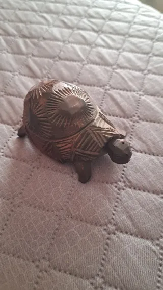 Tartaruga vintage in legno intagliato