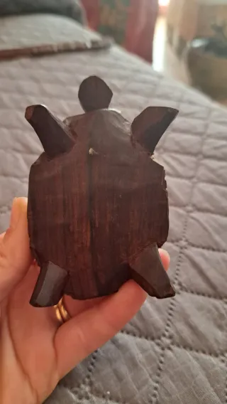 Tartaruga vintage in legno intagliato