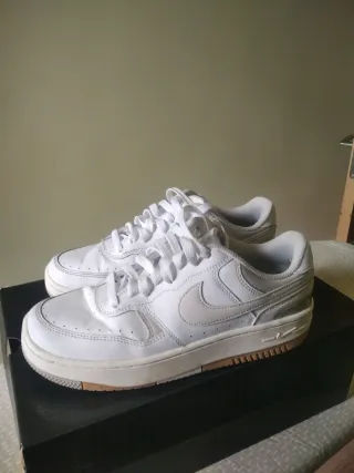 Zapatillas Nike Blancas y Marrones