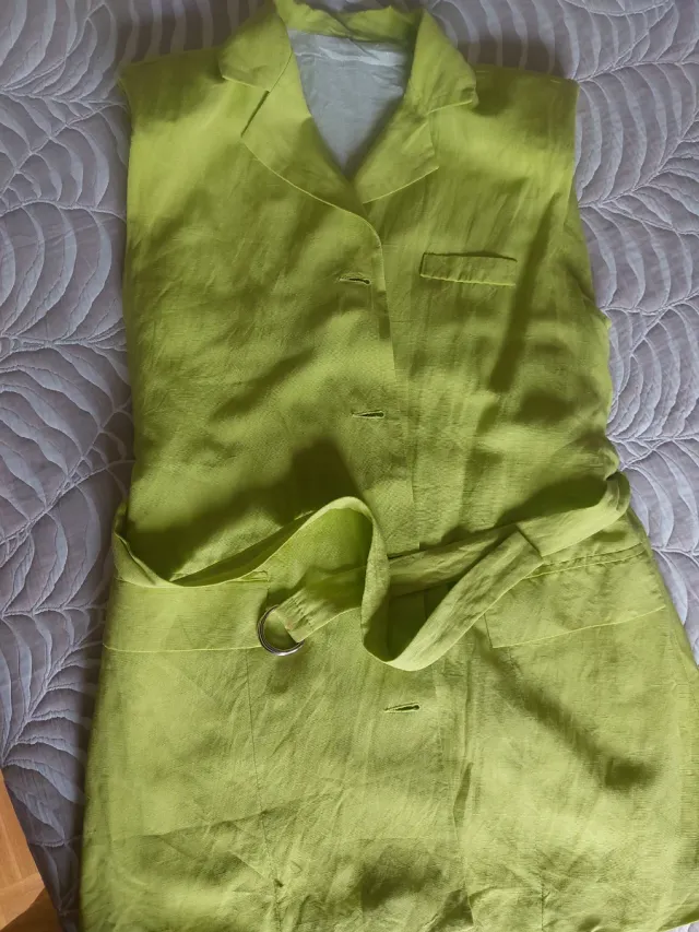 Chaleco verde lima con cinturón. Lino. Forrado