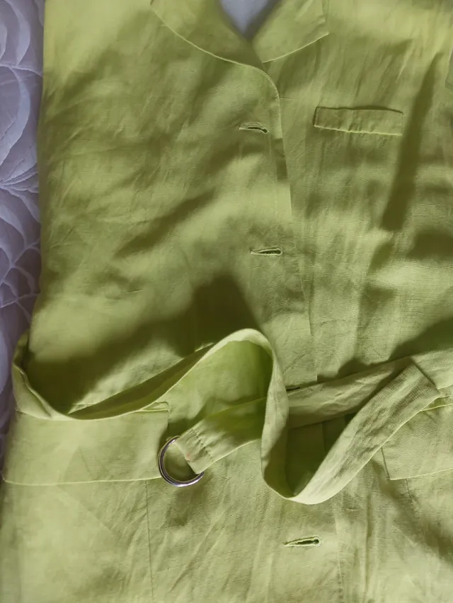 Chaleco verde lima con cinturón. Lino. Forrado