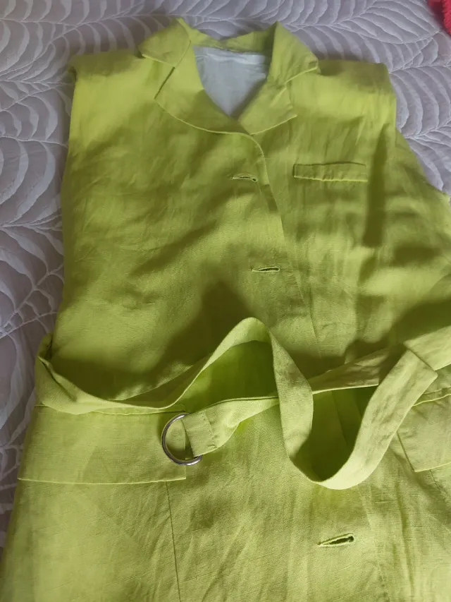 Chaleco verde lima con cinturón. Lino. Forrado