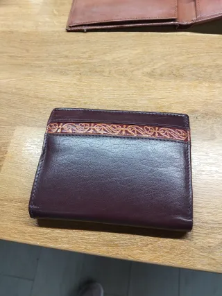 Cartera de piel marrón y roja