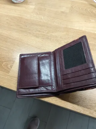 Cartera de piel marrón y roja