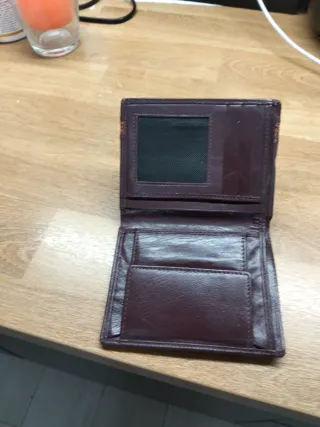 Cartera de piel marrón y roja