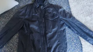 Cazadora de cuero Guess