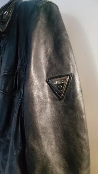 Cazadora de cuero Guess