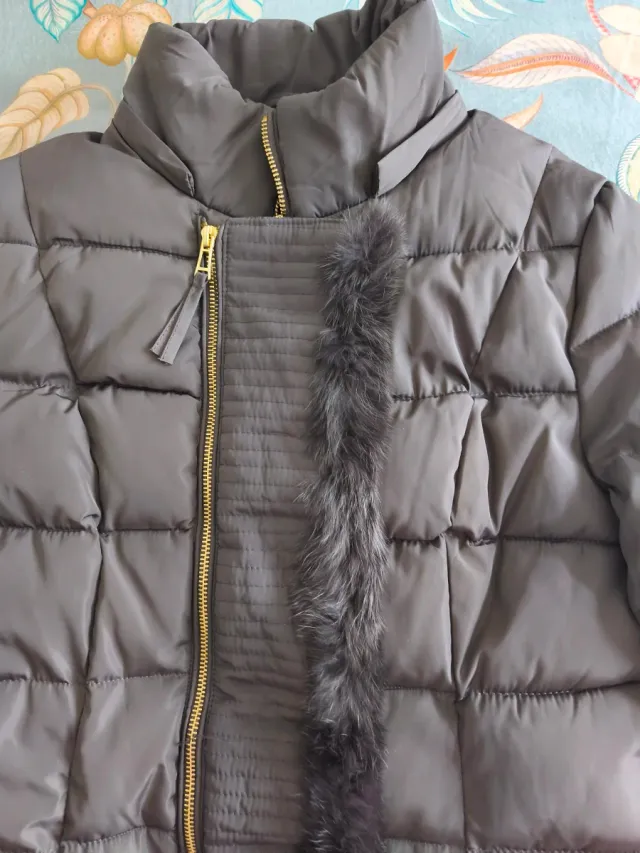 Plumífero gris sintético