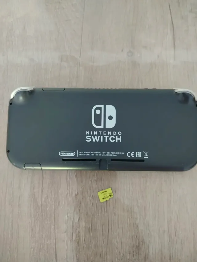 Nintendo Switch Lite Grigio + 2 giochi.