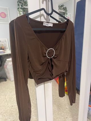 Top Bershka marrón con pedrería talla M