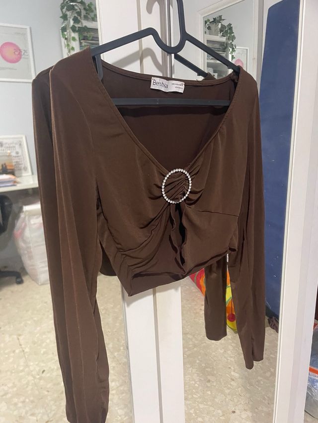 Top Bershka marrón con pedrería talla M
