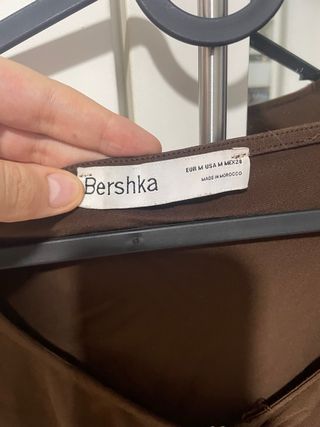 Top Bershka marrón con pedrería talla M