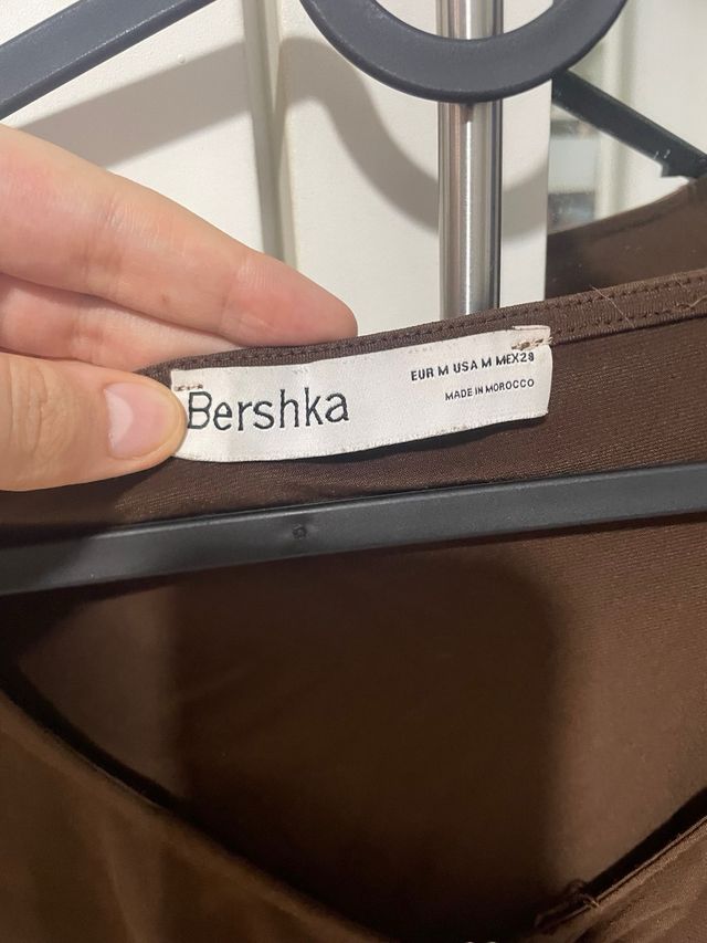 Top Bershka marrón con pedrería talla M