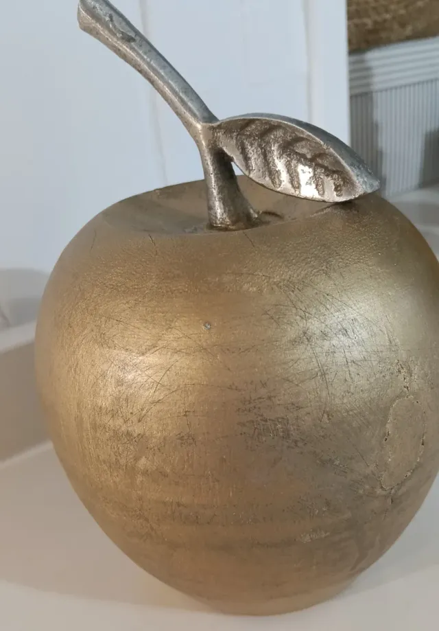 Grande mela decorativa in legno e metallo