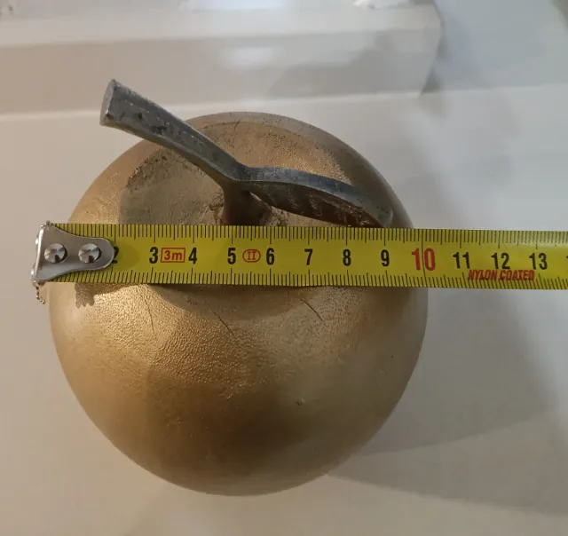 Grande mela decorativa in legno e metallo