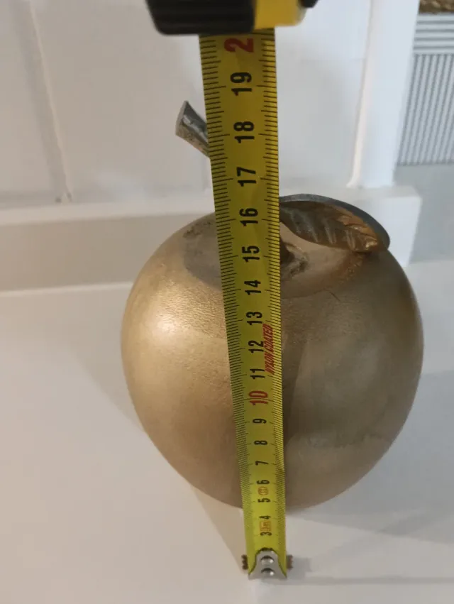 Grande mela decorativa in legno e metallo