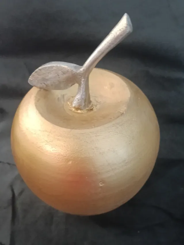 Grande mela decorativa in legno e metallo