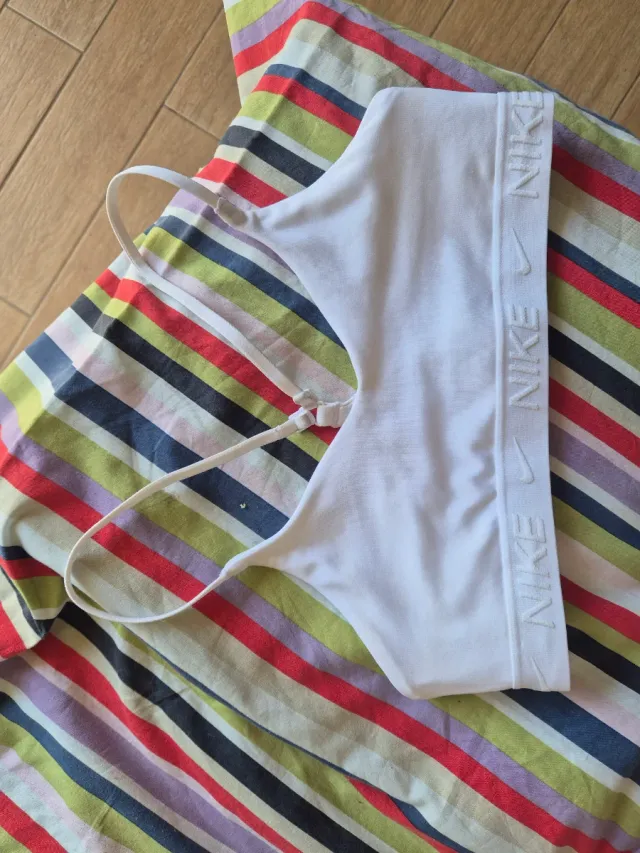 Top sportivo Nike bianco con logo bambina taglia l